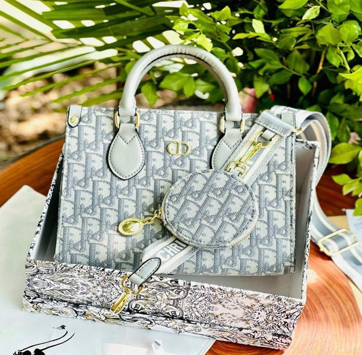 Túi Xách Tay Đeo Chéo Dior Họa Tiết Size 19 Xám Túi Xách Tay Đeo Chéo Dior Họa Tiết Size 19 Xám